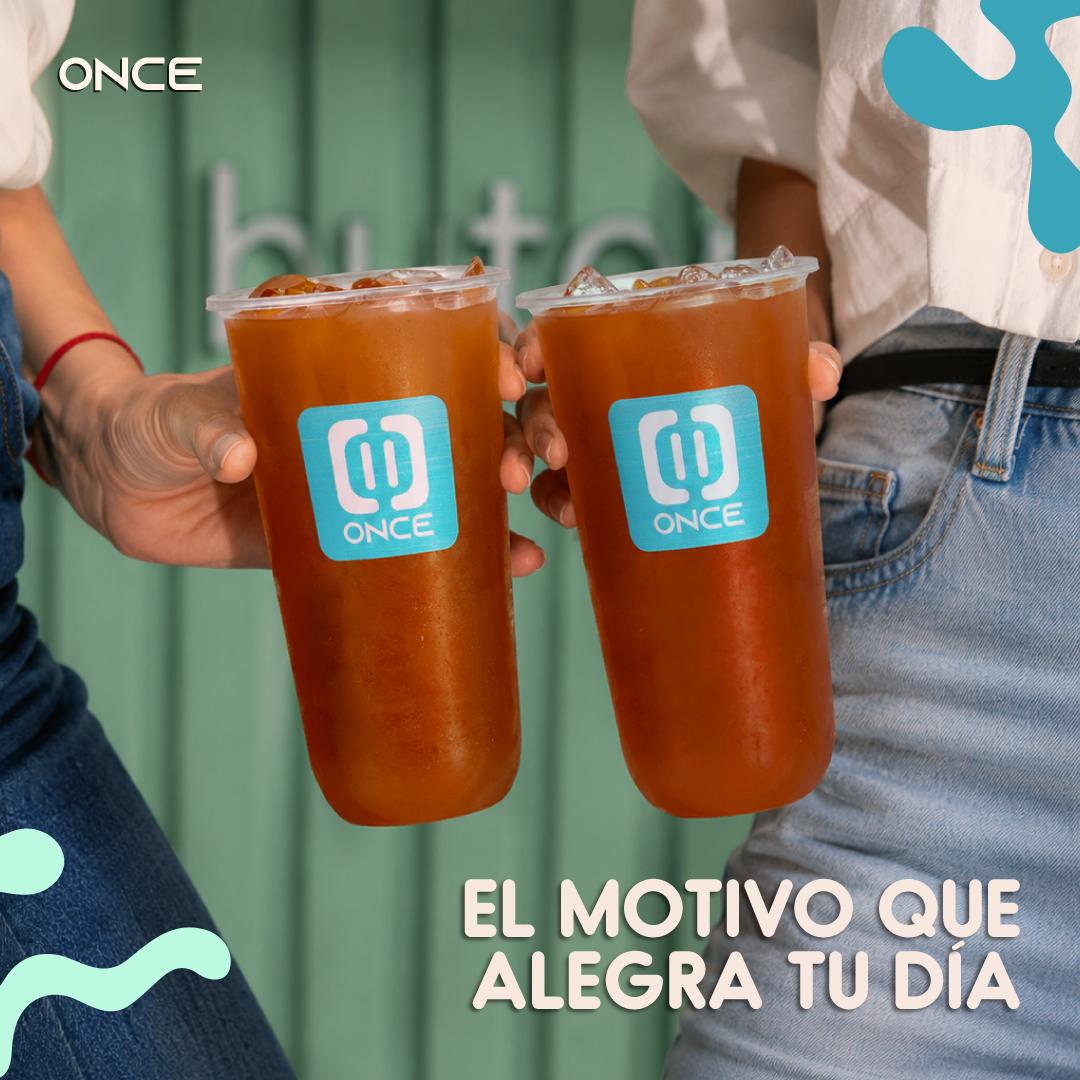 Pieza cuadrada de Once con dos vasos de té rojo frío y la frase El motivo que alegra tu día