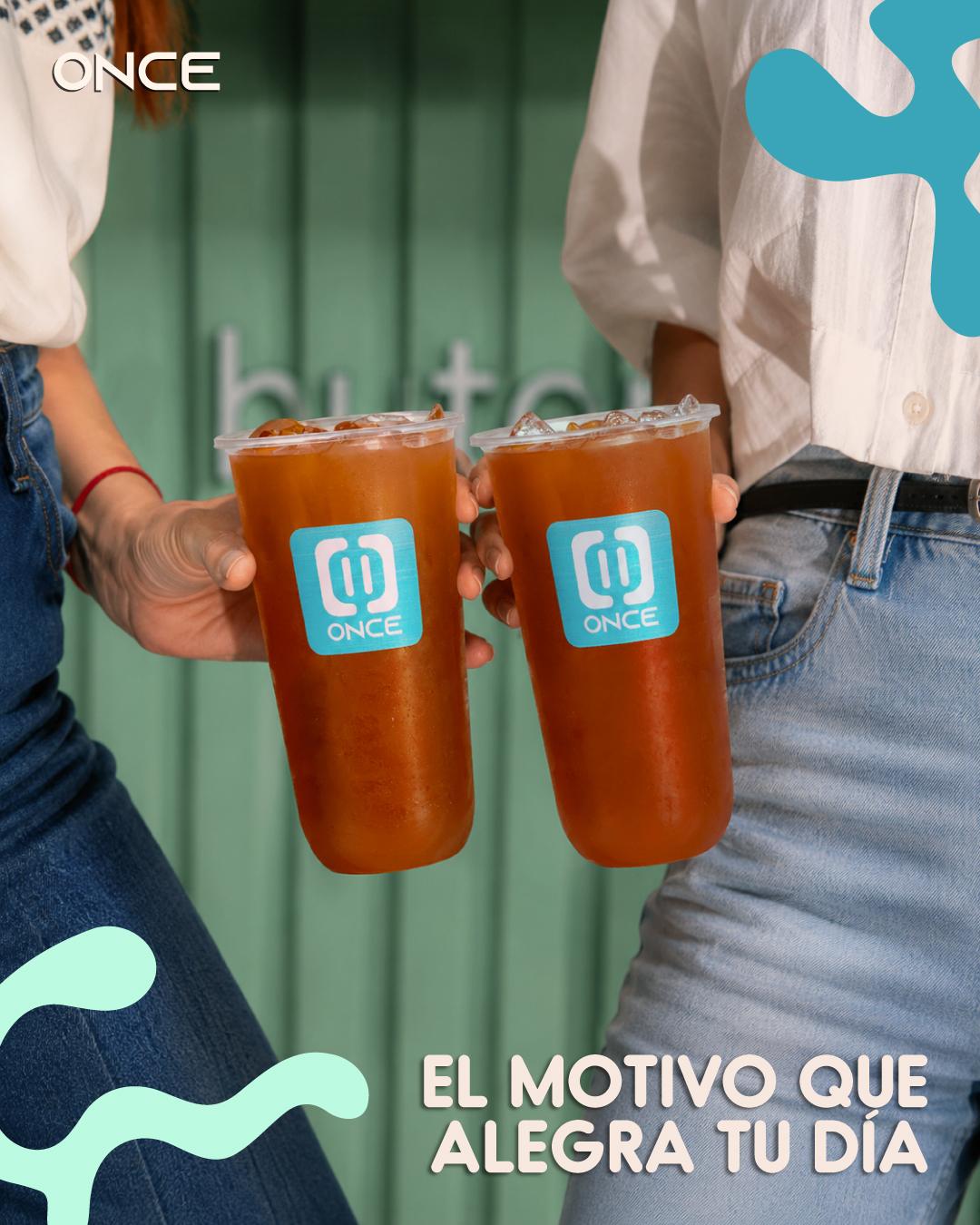 Campaña de marketing en Iquique para Once con dos vasos de té rojo frío en formato vertical