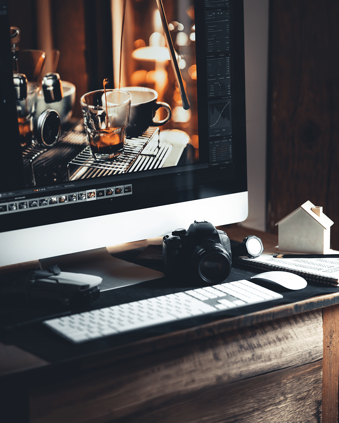 Marketing en Iquique: escritorio de trabajo creativo de BlackShark Studios con computador y cámara