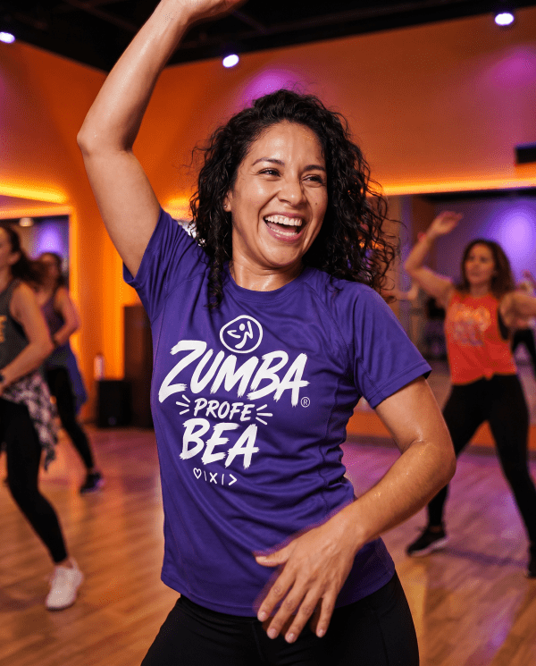 Polera Zumba Profe Bea morada dryfit puesta en clase