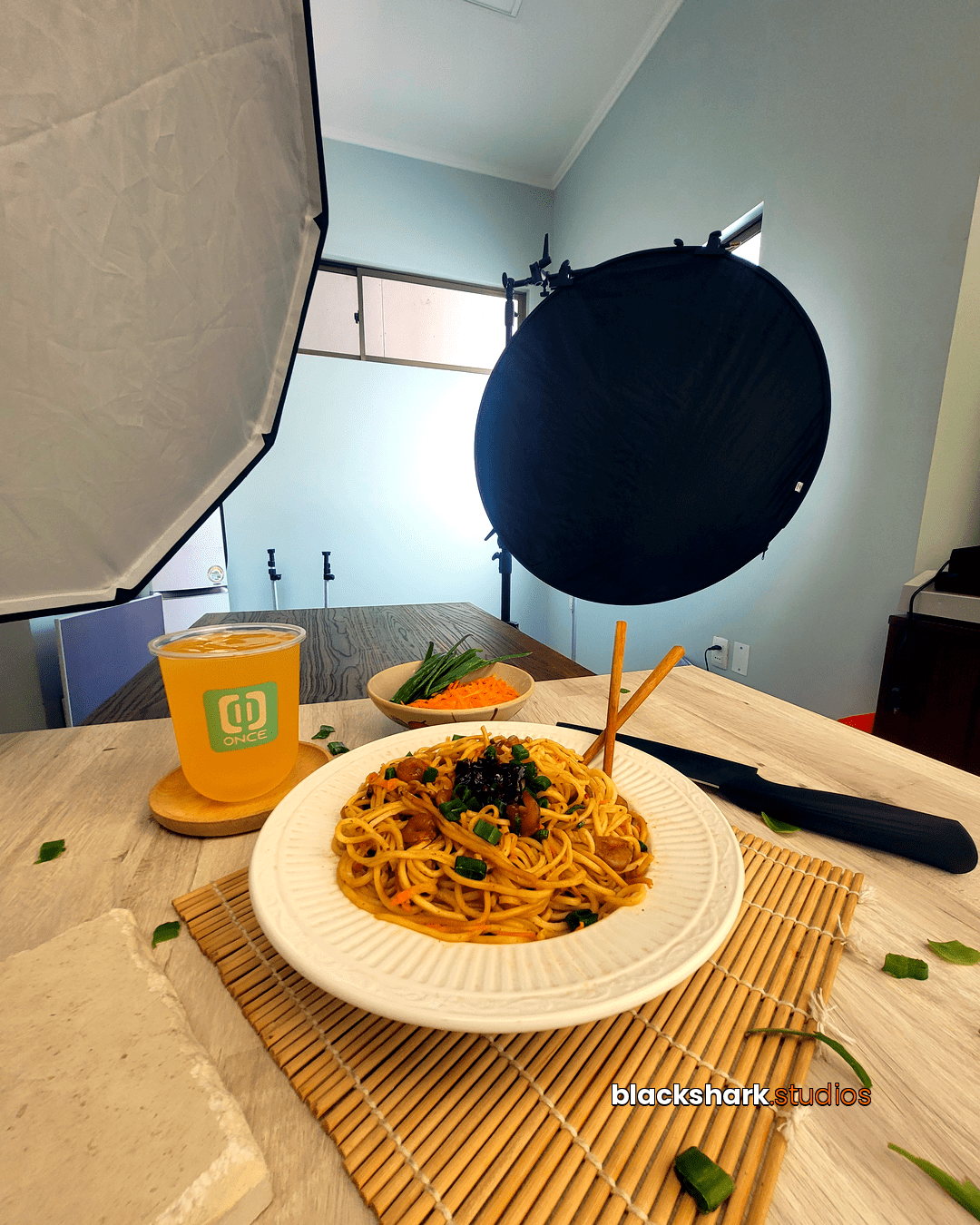 Fotografía de producto en sesión real con softbox y reflector, Iquique