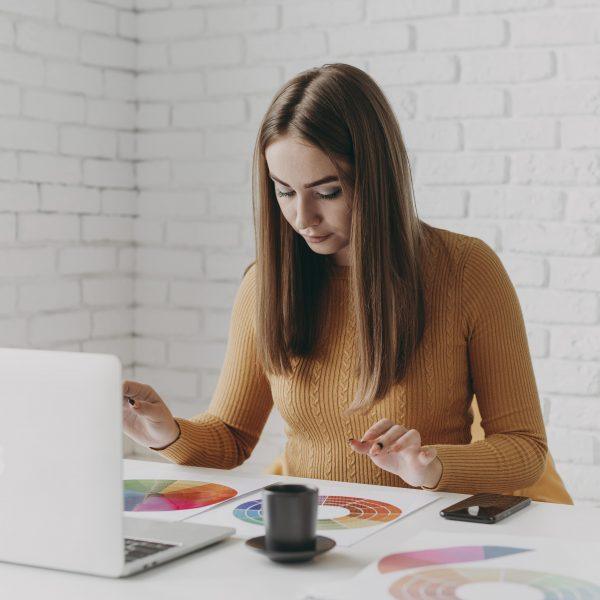 Diseñadora vectorizando un logotipo — servicio de Vectorización de Logotipo