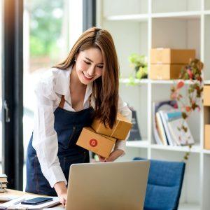 Emprendedora preparando pedidos y gestionando su negocio online