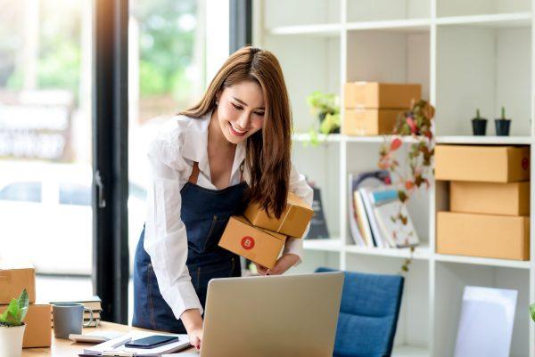 Emprendedora preparando pedidos y gestionando su negocio online