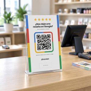 Cartel de reseñas Google con QR en acrílico A5 sobre mesón